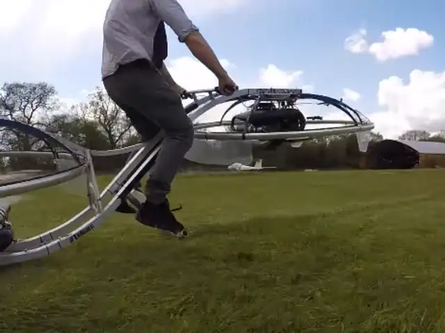 VIDEO: la moto voladora ya es real y mira quién la creó