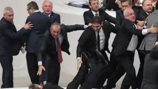 Turquía: legisladores se agarran a puñetes al interior del parlamento