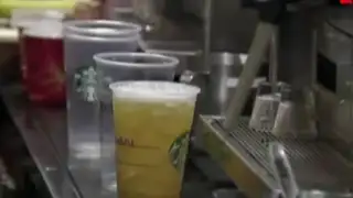 Mujer demanda a Starbucks por exceso de hielo en café