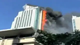 Gigantesco incendio consumió rascacielos en China