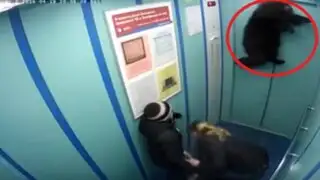 VIDEO: casi muere ahorcado en ascensor al atorarse su correa en la puerta