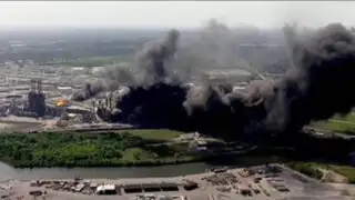 Gigantesco incendio consume complejo de almacenes en EEUU