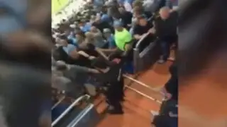 VIDEO: hinchas del Manchester City se agarraron a golpes con la policía española