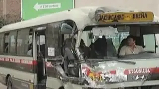 Lurín: pasajeros de una combi quedaron atrapados tras accidente