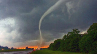 Cadena de tornados causa estragos en Estados Unidos