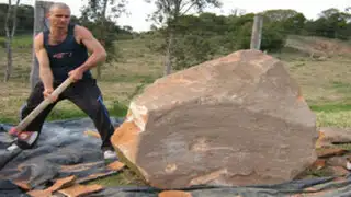 Sus vecinos pensaban que estaba loco pero lo que hizo con esta roca los dejó sin palabras