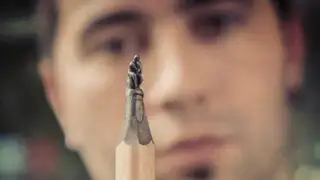 Artista bosnio talla increíbles esculturas en la punta de un lápiz