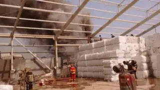 Incendio consume fábrica textil en Ate