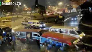 Combis provocan caos y congestionamiento en la avenida Argentina