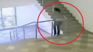 Rusia: mujer ebria cae por barandas de departamento