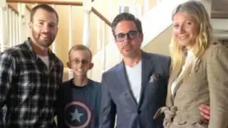 Elenco de la película Los Vengadores visita a joven con leucemia