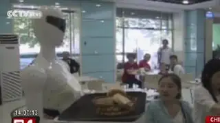 Robot camarera causa furor en restaurante de China