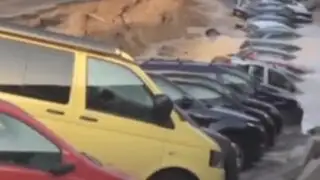 Italia: pista colapsó y autos quedaron atrapados