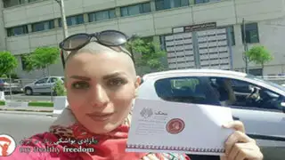 ¿Por qué las mujeres se están rapando la cabeza en Irán?