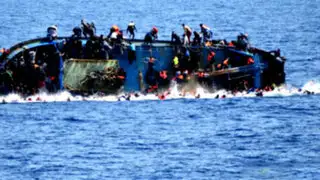 Mediterráneo: captan dramático hundimiento de barco lleno de inmigrantes