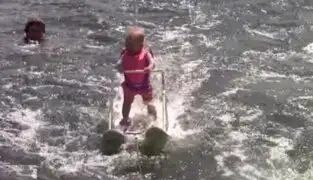 Bebé de seis meses sorprende al mundo al esquiar en lago artificial