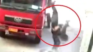 China: mecánico resulta grave tras exploción de neumático