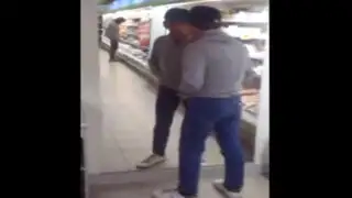 VIDEO: sujeto ebrio se pelea con su propio reflejo en un supermercado