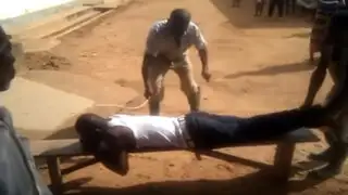 VIDEO: hombre es azotado salvajemente en Nigeria por cometer adulterio