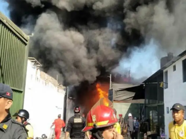 Voraz incendio se registra en almacén de La Victoria