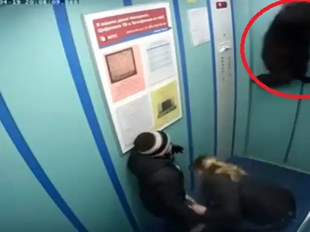 VIDEO: casi muere ahorcado en ascensor al atorarse su correa en la puerta