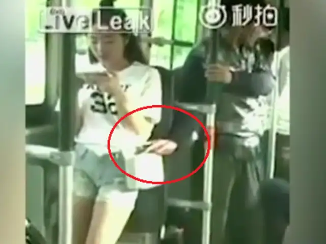 Joven dio paliza a ladrón en bus de China