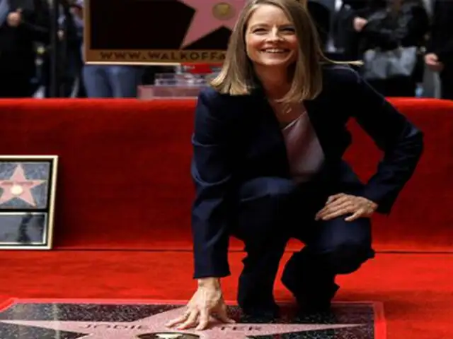 Actriz Jodie Foster devela estrella en Paseo de la Fama