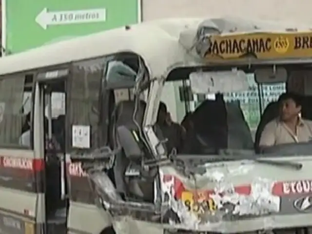 Lurín: pasajeros de una combi quedaron atrapados tras accidente