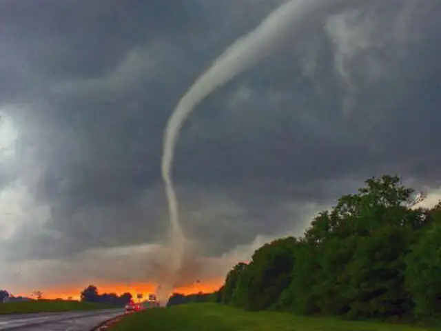 Cadena de tornados causa estragos en Estados Unidos