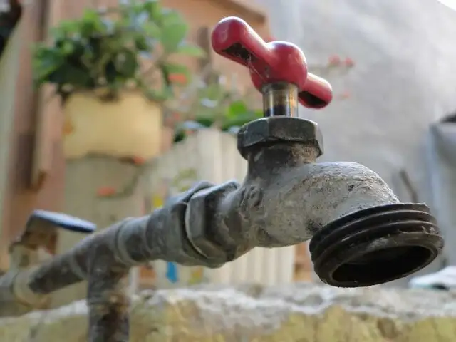 Piura: pobladores arriesgan su vida para conseguir agua