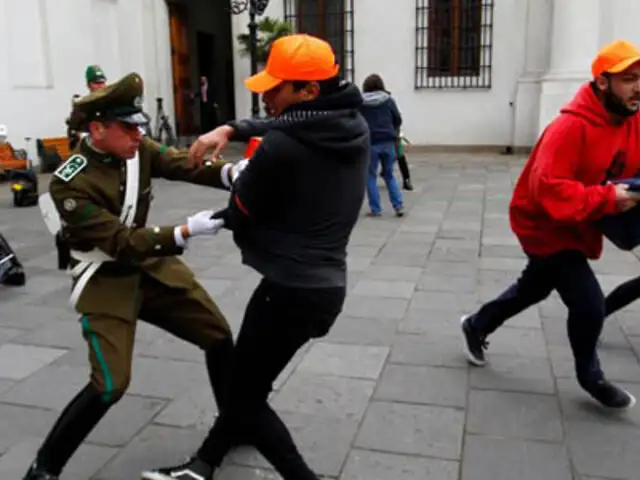 Estudiantes chilenos ingresan a la fuerza al Palacio de La Moneda