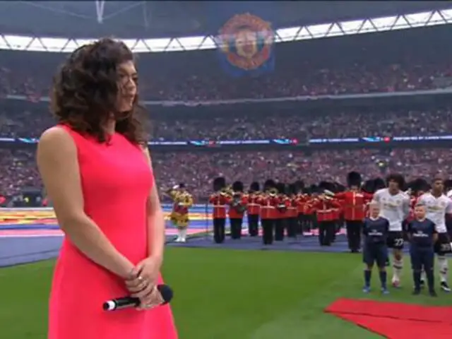 VIDEO: le encargaron cantar el himno a estadio lleno y se le olvidó por completo
