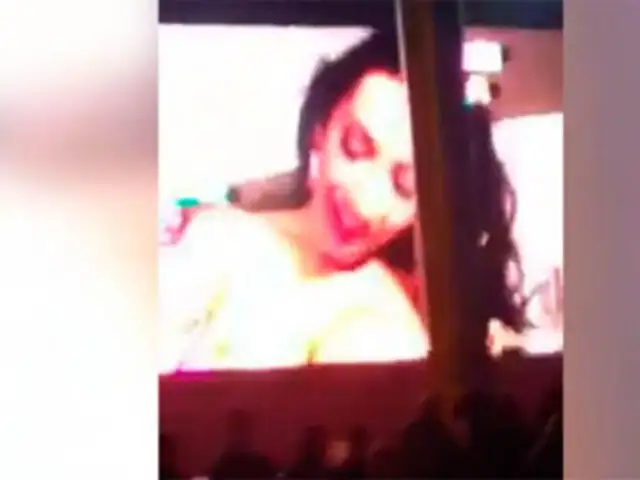 VIDEO: durante evento Cine en tu barrio pasan por error película porno
