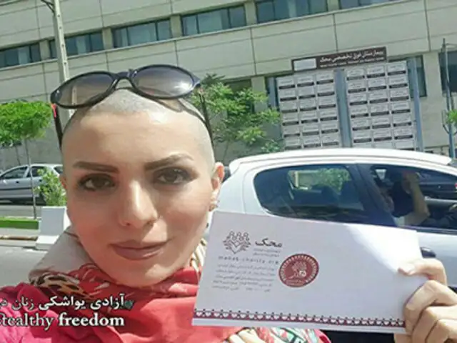 ¿Por qué las mujeres se están rapando la cabeza en Irán?