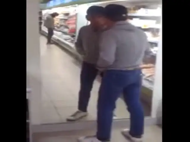 VIDEO: sujeto ebrio se pelea con su propio reflejo en un supermercado