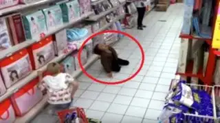 ¡Escalofriante! Cámaras registran a una mujer ‘poseída’ en un supermercado