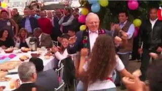 PPK bailó durante desayuno electoral en La Victoria
