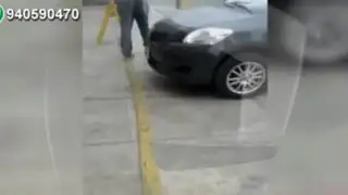 Pintan línea amarilla en la vereda y la convierten en estacionamiento
