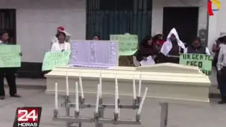 Huancayo: dueños de funerarias protestan con cadáver dentro de un ataúd