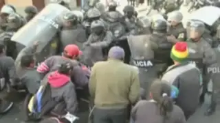Protesta frente a clínica donde operan a Evo Morales en Bolivia