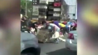 Venezuela: saquean camión que transportaba pollos