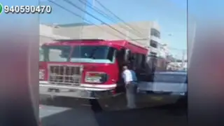 Unidad de los bomberos queda atascada por autos mal estacionados