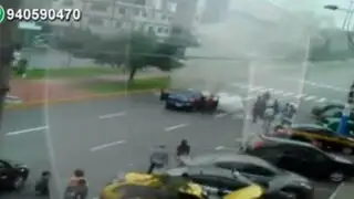 Auto se incendia en plena av. Perú generando congestión vehicular