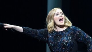 Adele sufre vergonzoso accidente durante concierto