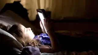 Revisar el celular antes de dormir puede ocasionar ceguera temporal