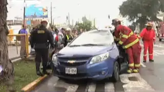 Bus que iba a excesiva velocidad embiste auto en la avenida Brasil