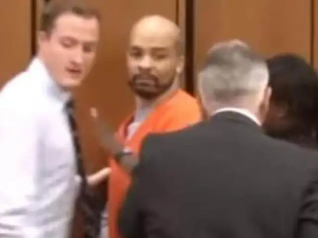 VIDEO: padre golpea a violador de su hija por sonreírle en pleno juicio
