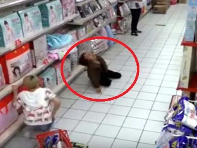 ¡Escalofriante! Cámaras registran a una mujer ‘poseída’ en un supermercado