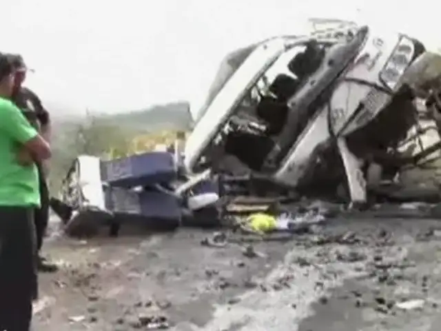 La Libertad: despiste y volcadura de minivan deja siete muertos
