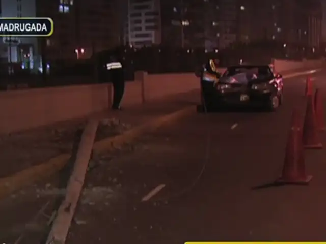 Conductor choca auto y derriba poste en Miraflores
